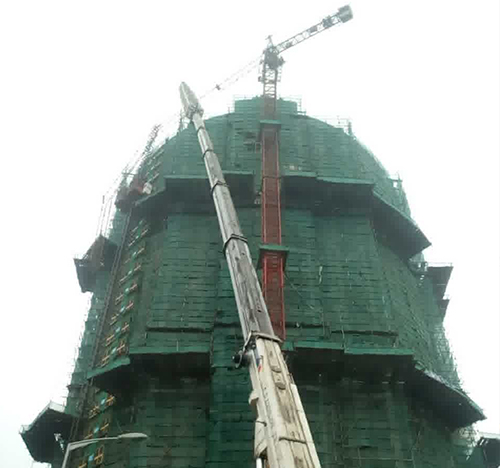 黑龙江吊车在工地上作业